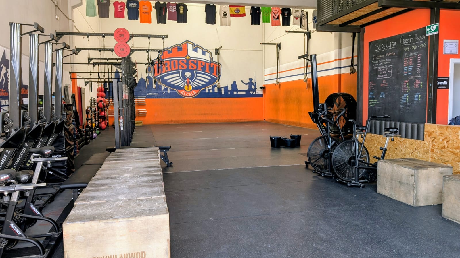 Interior del box con espacio abierto para entrenamientos