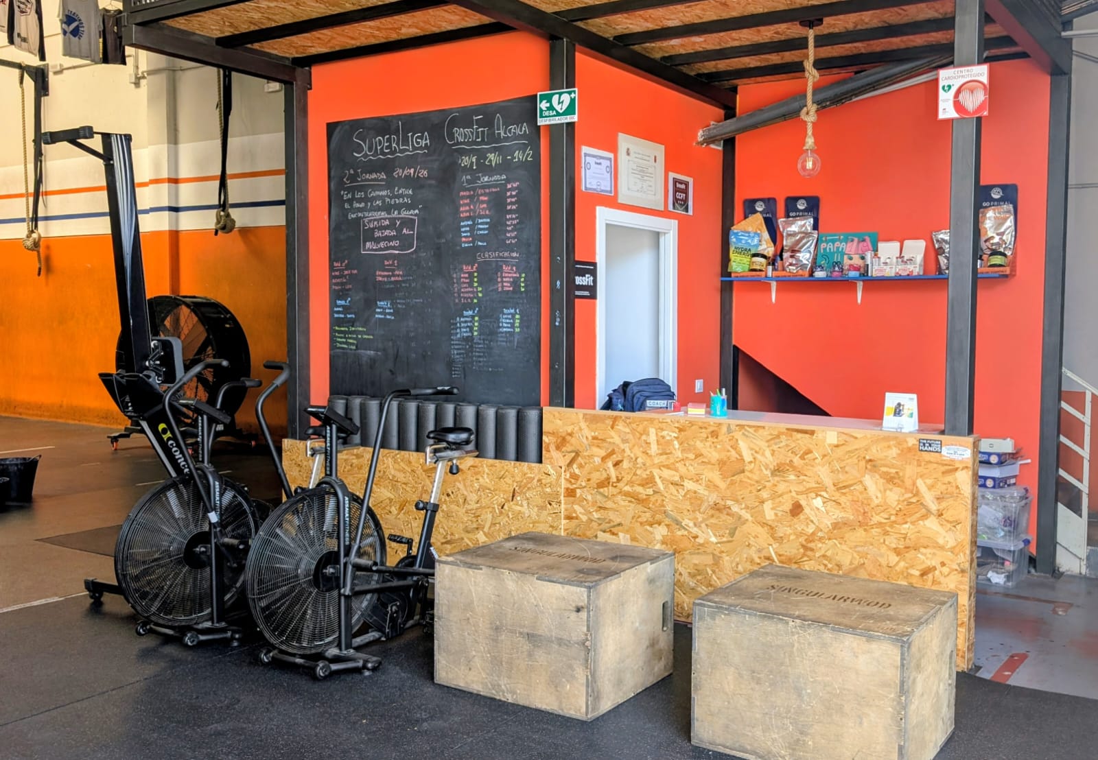 Zona social de CrossFit Alcalá con pizarra y recepción
