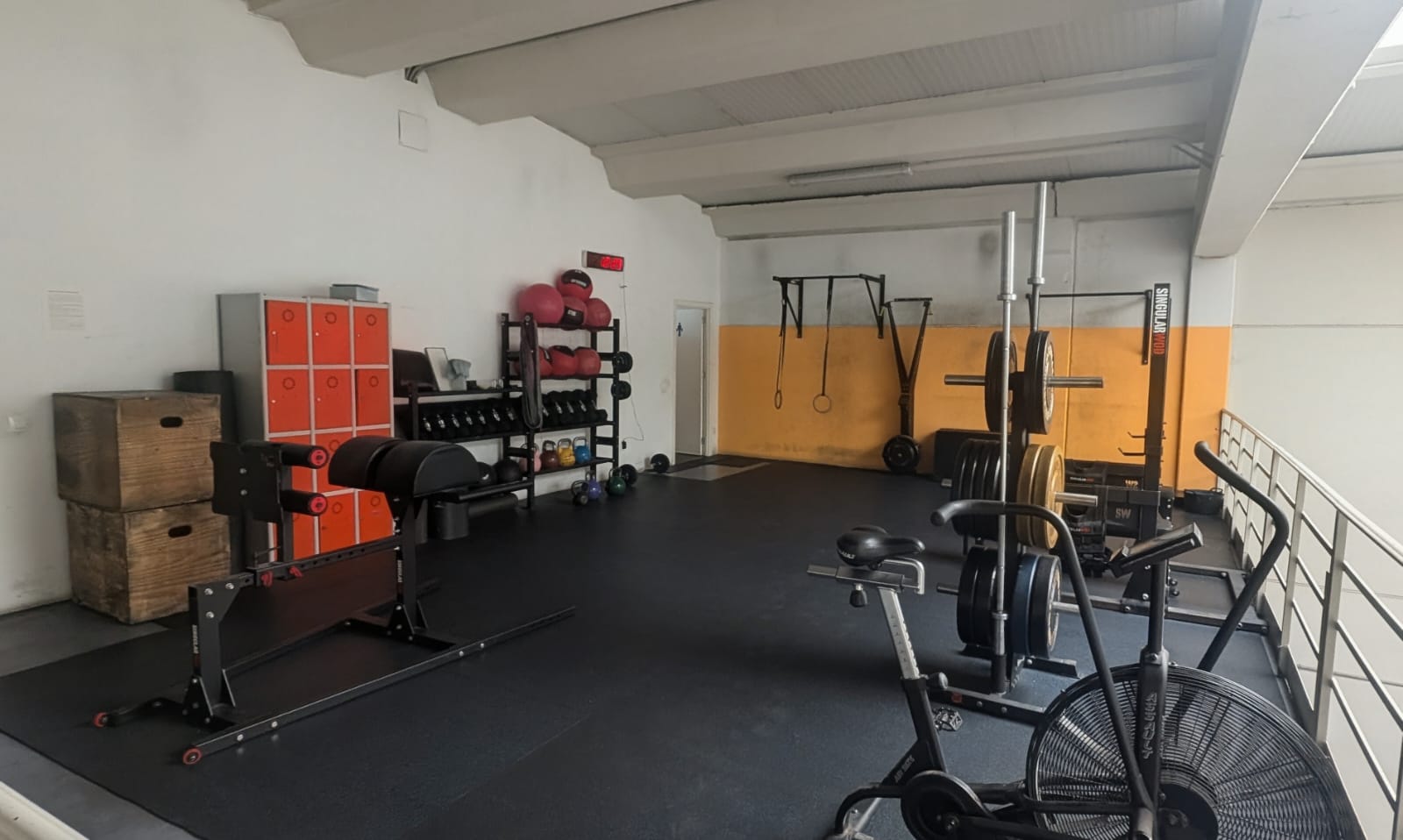 Zona de accesorios con GHD, lockers, mancuernas y kettlebells