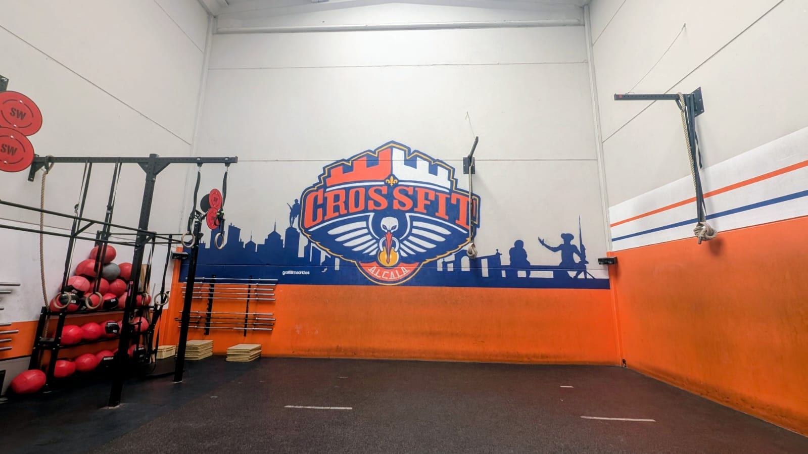 Mural con logo de CrossFit Alcalá y skyline